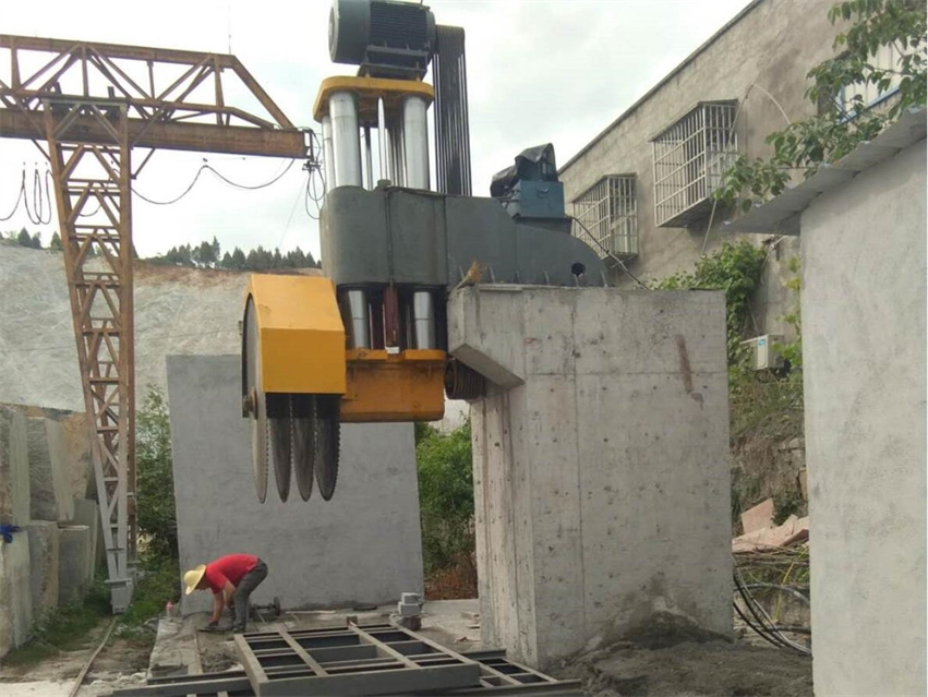 組合鋸石機(jī)客戶現(xiàn)場